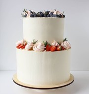 Свадебный торт с ягодами и меренгами